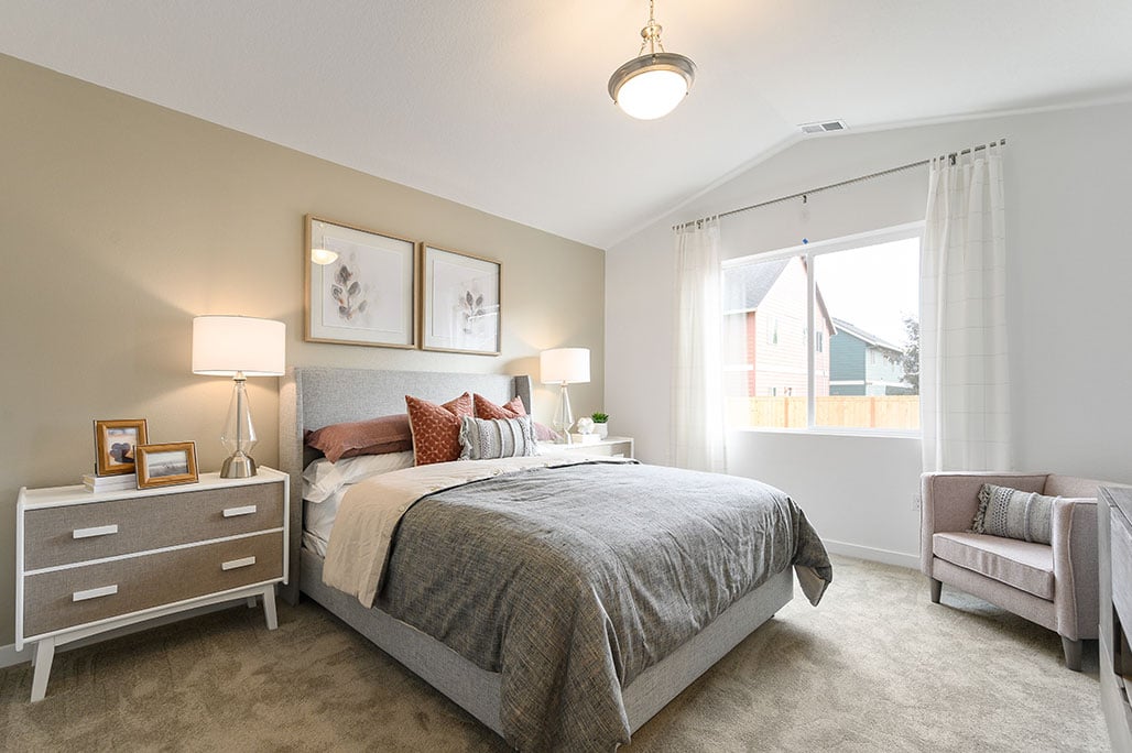 Tastefull-decorated-owners-Suite-with-vaulted-ceilings